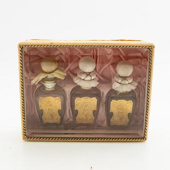 Parfymflaskor 3 st i etui Barnängen 1900-talets början.