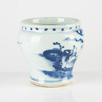 A blue and white porcelain vase, Qing dynasty, 19th century.