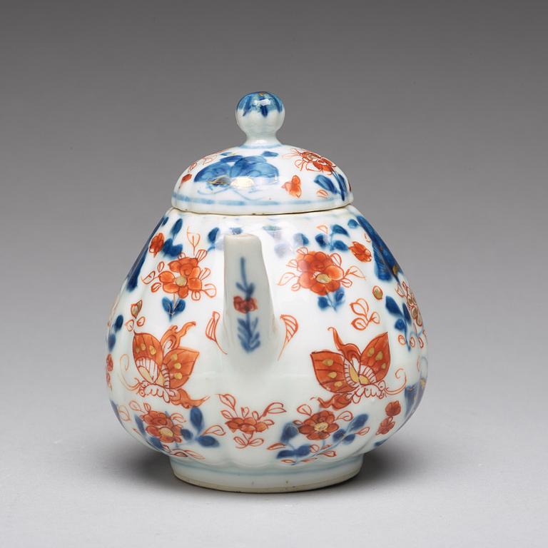 An imari tea pot with cover, Qing dynasty, 18th Century.