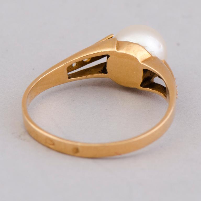 A RING, cultured pearl, rose cut diamonds, 18K gold.