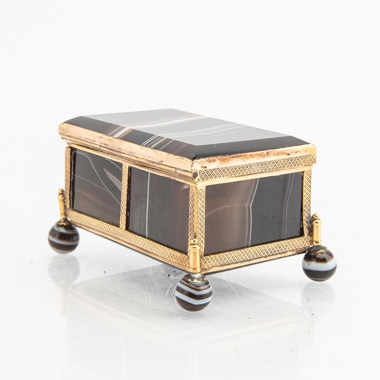 An early 20th century agate box.
