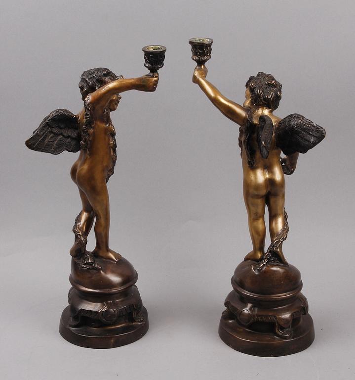 LJUSSTAKAR, ett par, brons. Barockstil, 1900-tal. Bär signatur.