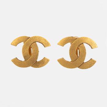 Chanel, a pair of gold tone clip-on earrings.