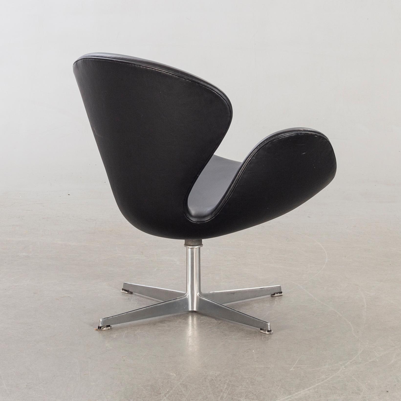 Arne Jacobsen, fåtölj, "Svanen", för Fritz Hansen Danmark, numrerad 7009.
