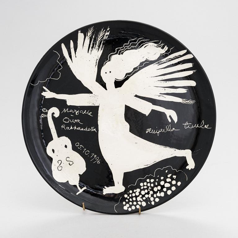 Oiva Toikka, dekorationsfat, keramik, signerad Los Angeles Marjalle Oiva Rakkaudella 05.10. 1996.