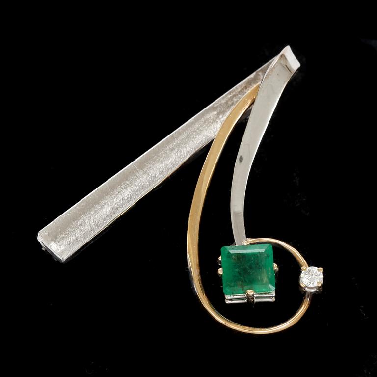 BROSCHER, 2 st. 18 k vitguld, med smaragd och diamant, resp diamant. Vikt tot ca 10 g.