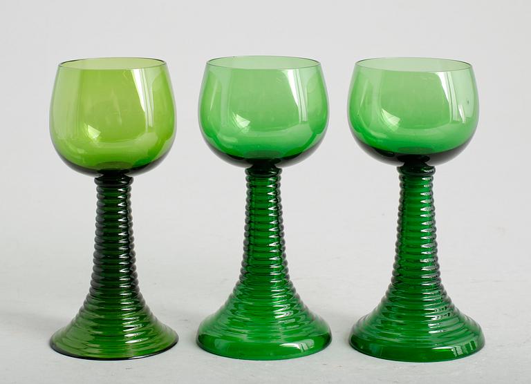 REMMARE, 12 st snarlika, grönt glas, 1900-talets mitt.