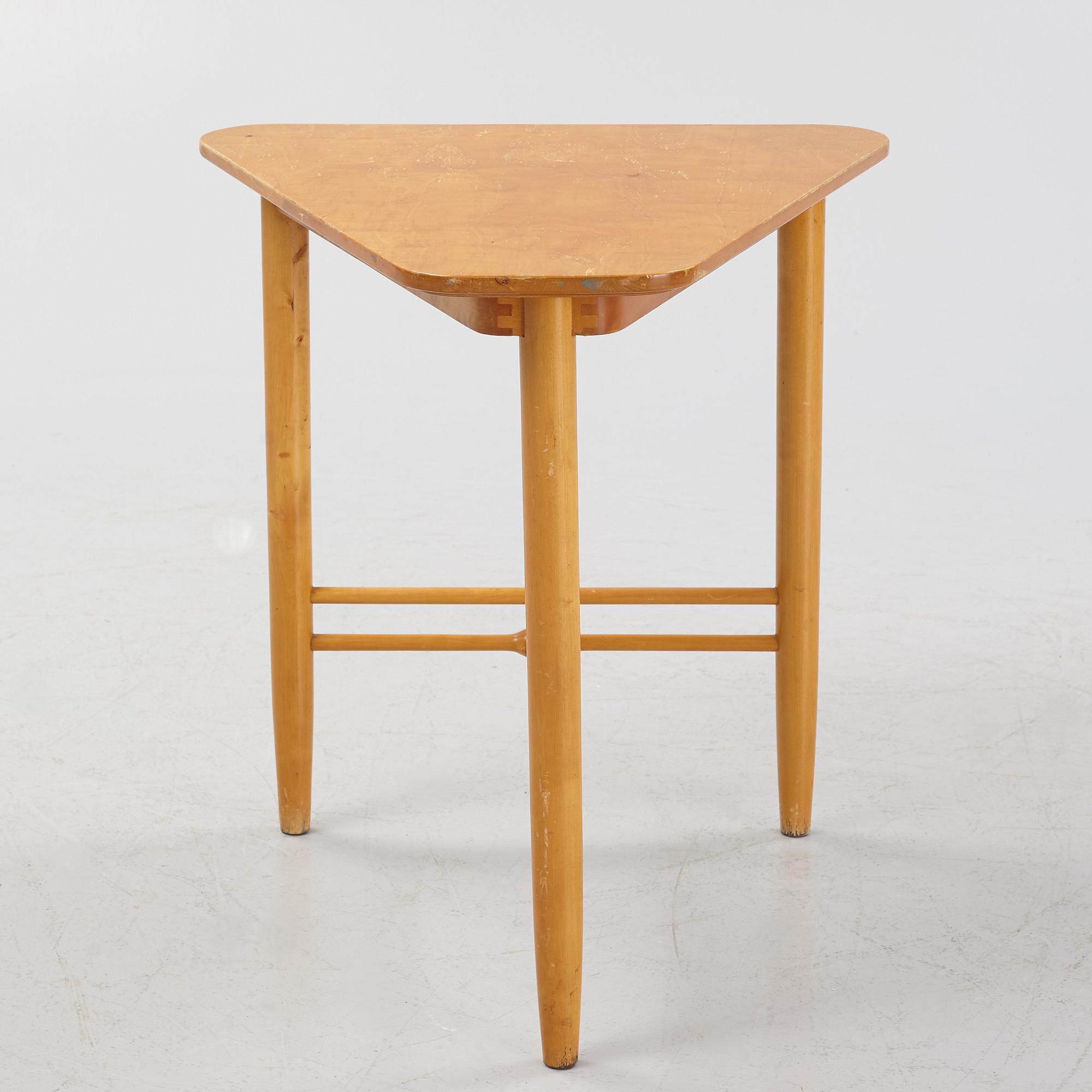 Kerstin Hörlin-Holmqvist, stolar ett par samt litet bord. "Triva-serien" NK. 1900-talets mitt.