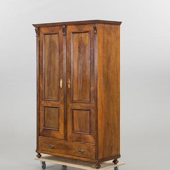 EARLY 20TH CENTURY WARDROBE.