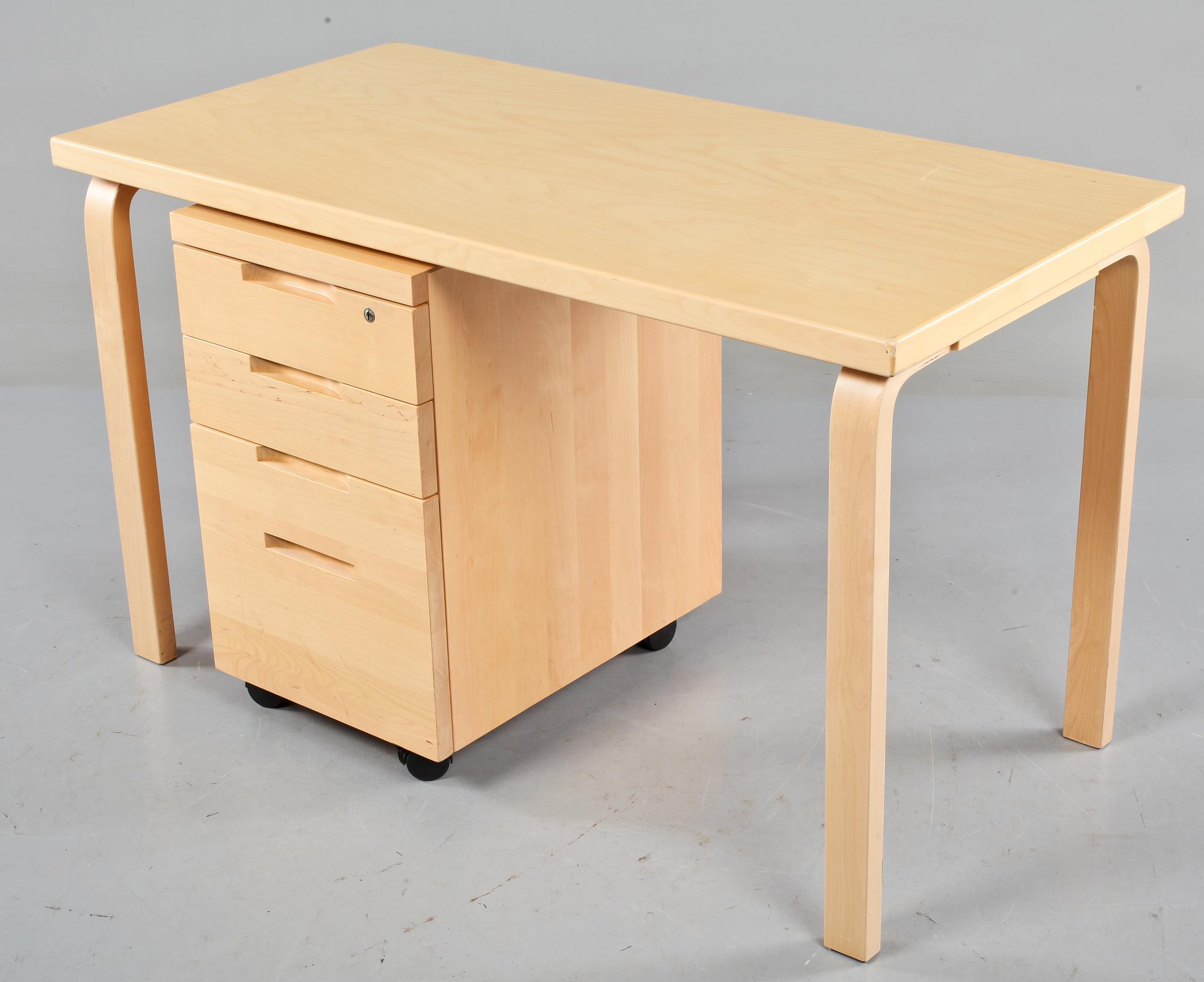 SKRIVBORD samt HURTS, Alvar Aalto, Artek, Finland, 2002.