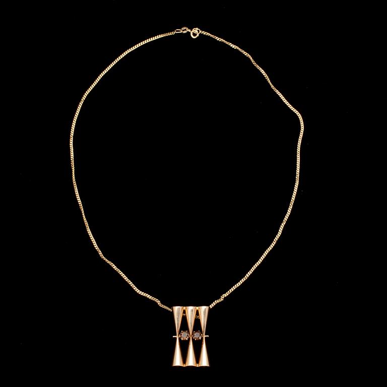 HALSSMYCKE, guld 14K, rökkvarts, Elis Kauppi, Kupittaan Kulta, Åbo 1965. Vikt ca 7,3 g.
