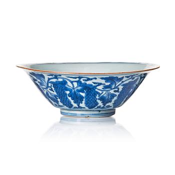 1115. A blue and white bowl, Transition, 17th century.