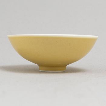 Eight Chinese yellow glazed bowls, late 20th century.