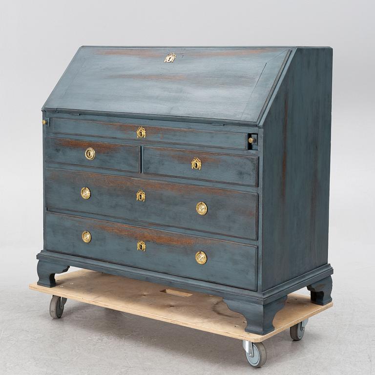 A secretaire, circa 1800.