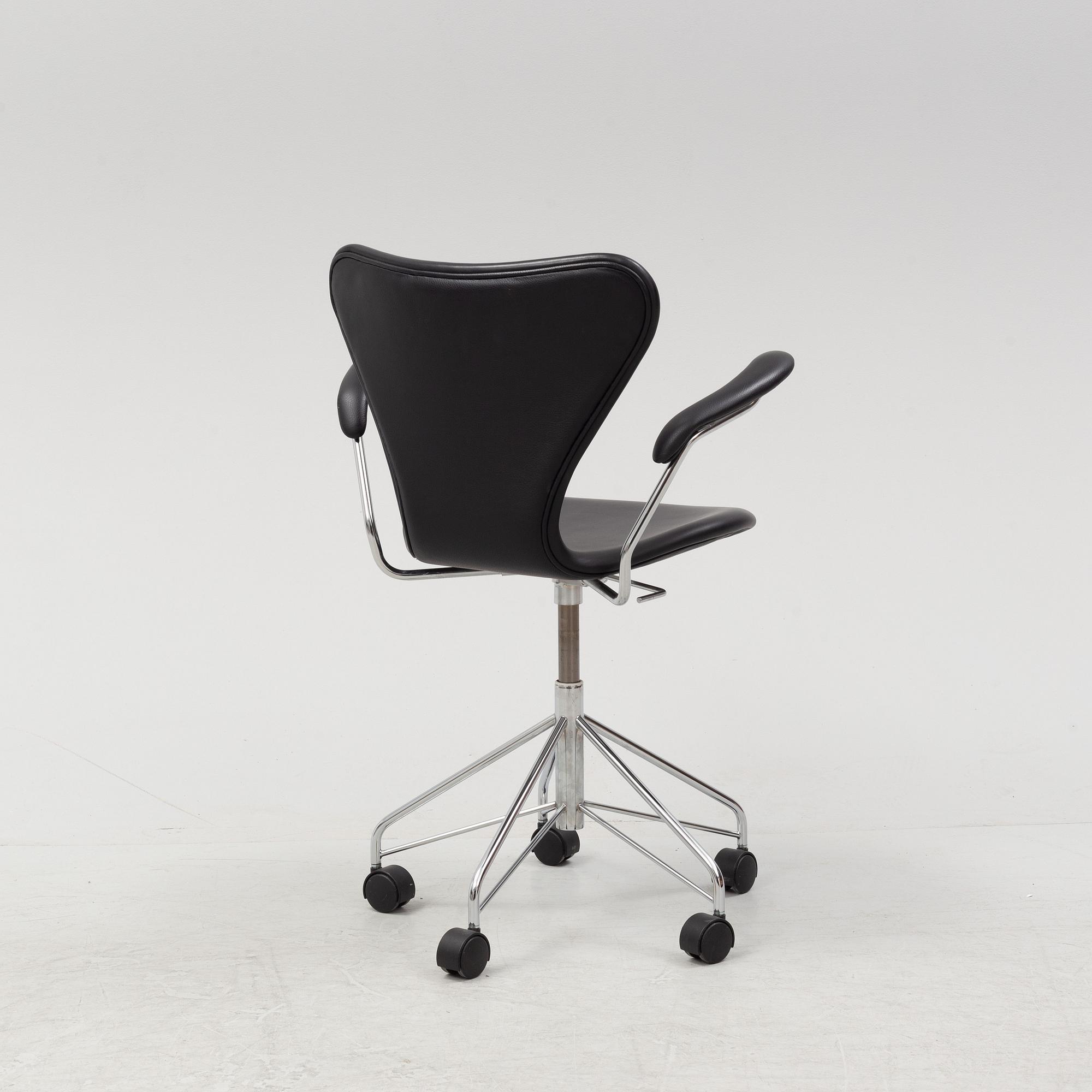 Arne Jacobsen, "Sjuan", karmstol på hjul, Fritz Hansen, daterad 2003.