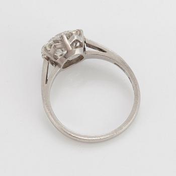 Ring med en briljantslipad diamant.