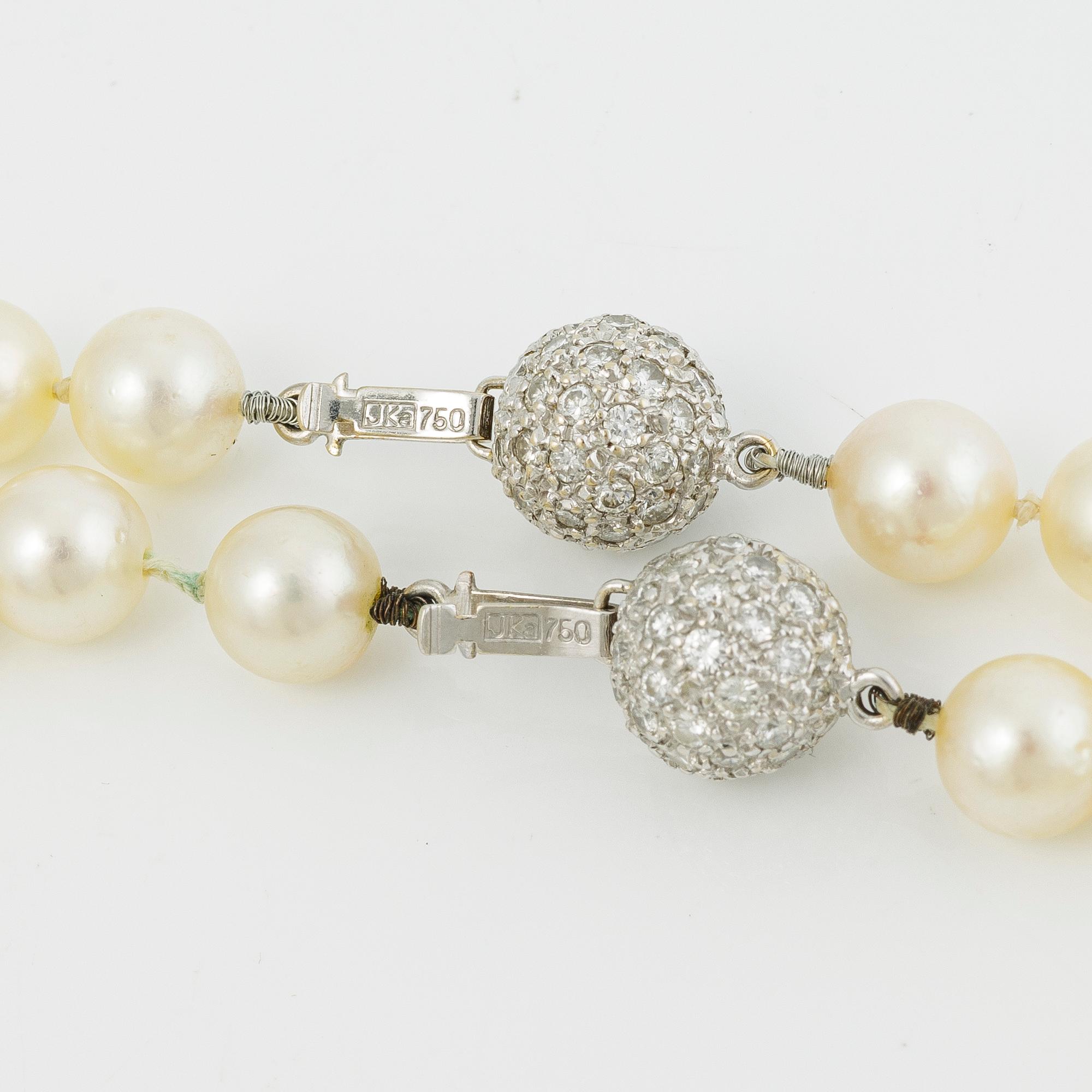 Two necklaces of cultured pearls clasp set with round brilliant-cut diamonds, 18K gold.