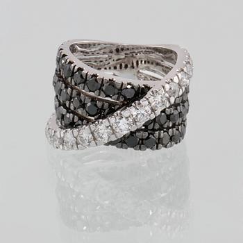 RING, 18K vitguld med briljantslipade svarta och vita diamanter ca 2.00 ct. Vikt 14,0 gram.