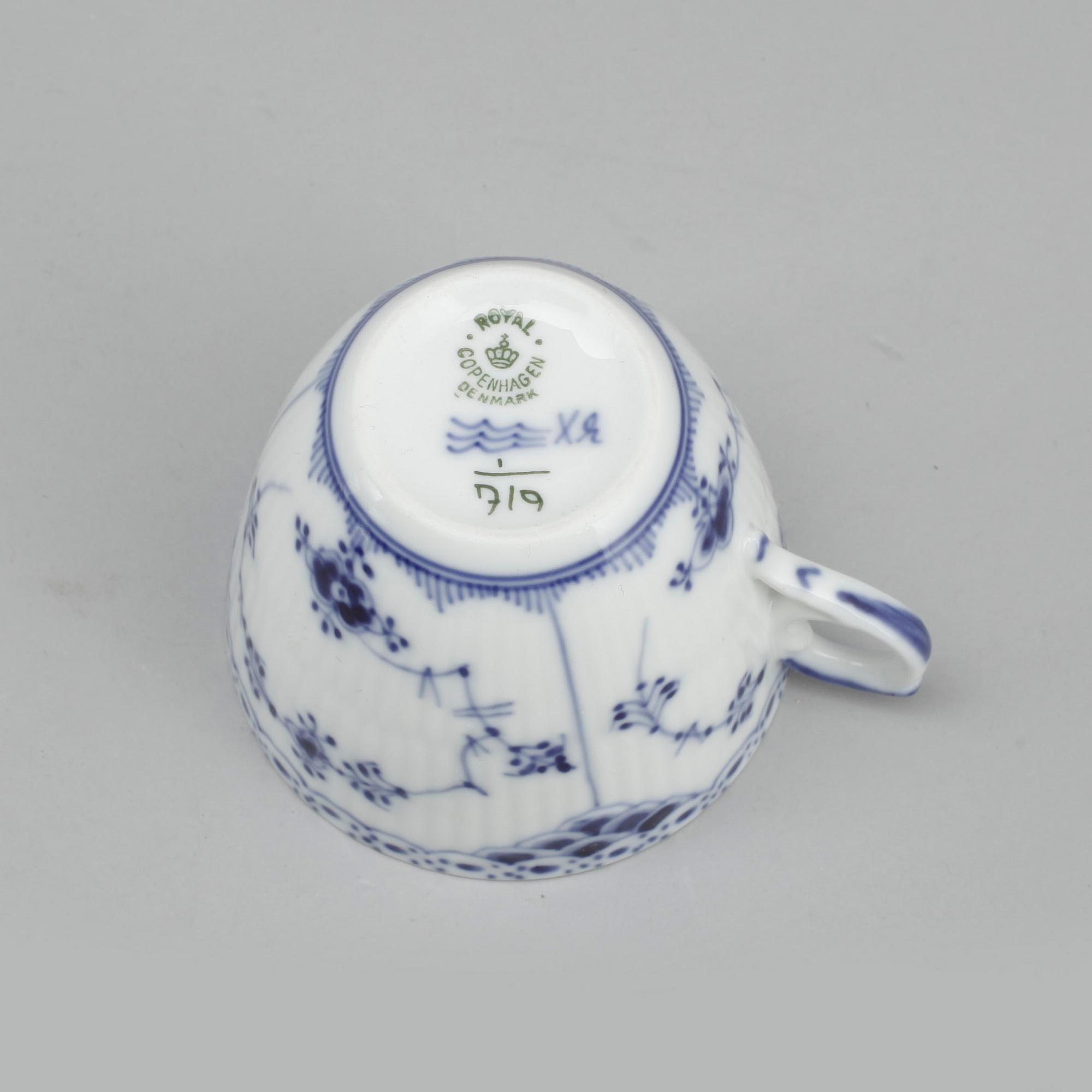 KAFFESERVIS, 69 delar, porslin, "Musselmalet", Royal Copenhagen, 1900-talets andra hälft.