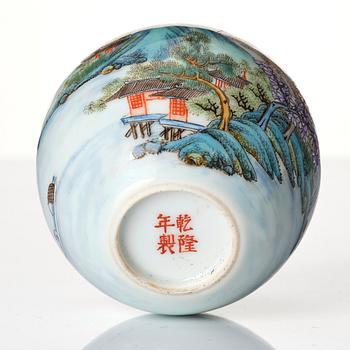 A Chinese enamelled vase, first part of the 20th century.