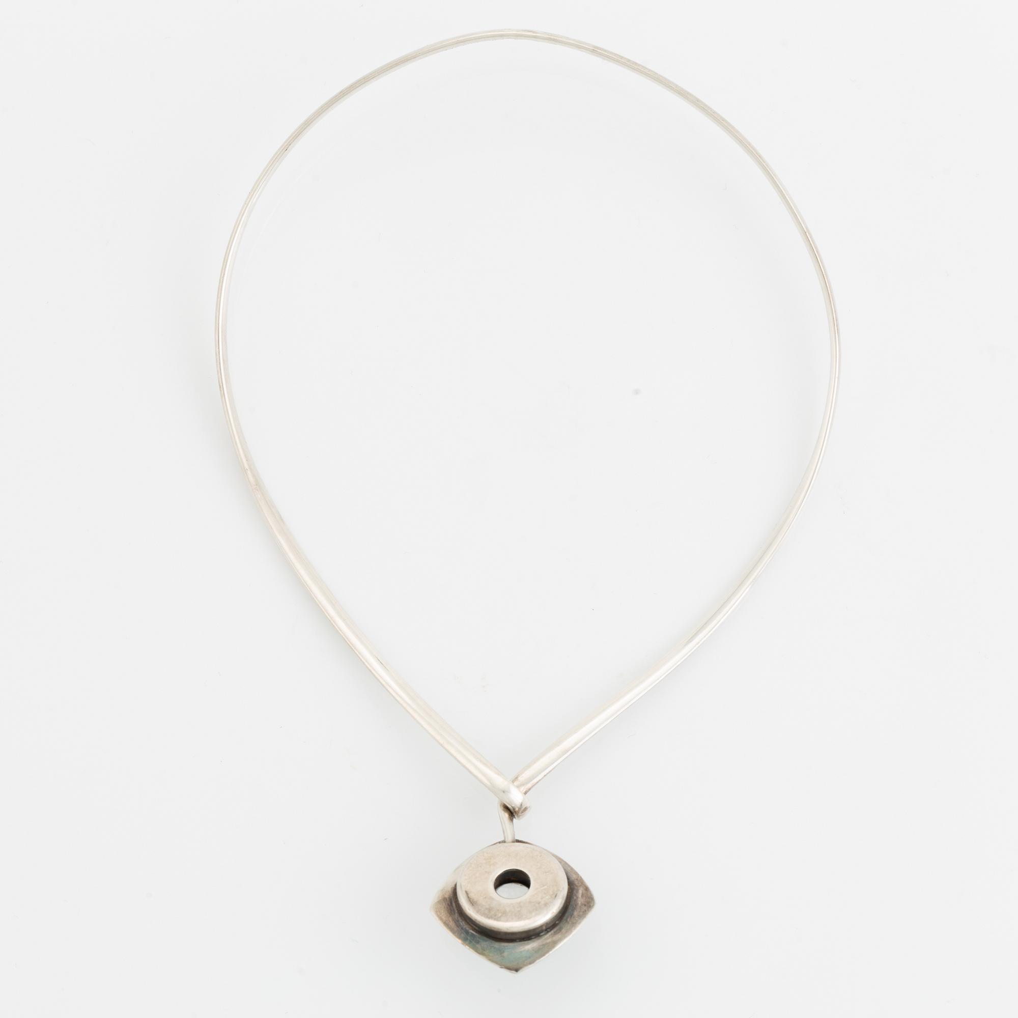 Silver and rock crystal necklace.