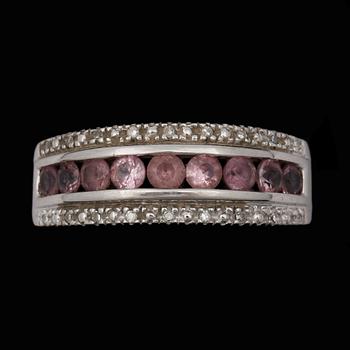 RING, 14k vitguld med rosa safirer och små diamanter. 2000-tal. Vikt 2,8g.