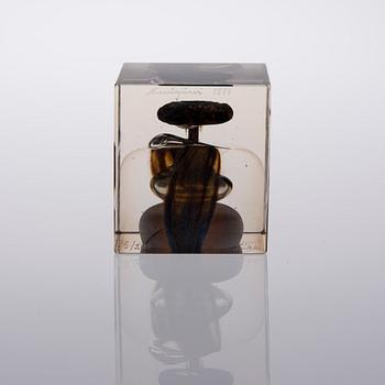 ÅRSKUB, glas, signerad Oiva Toikka Nuutajärvi 1977, numrerad 55/2000.