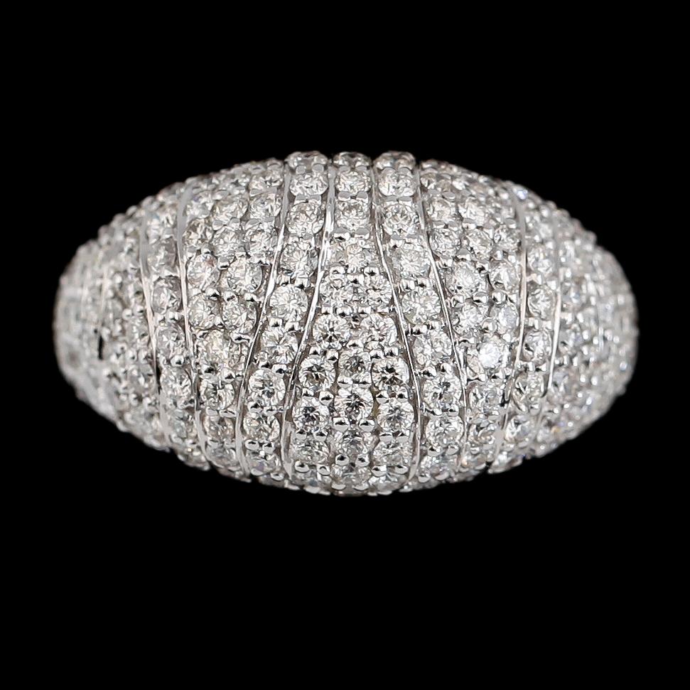 RING, 18K vitguld, diamanter tot ca 2.05 ct.