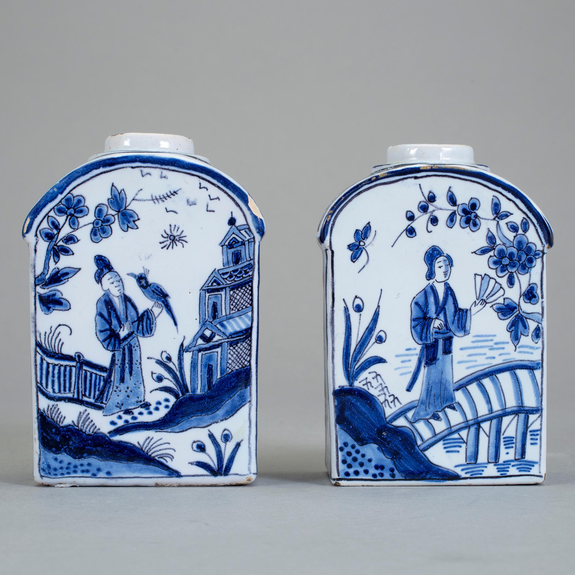 TEDOSOR, ett par, fajans, omkring 1900.