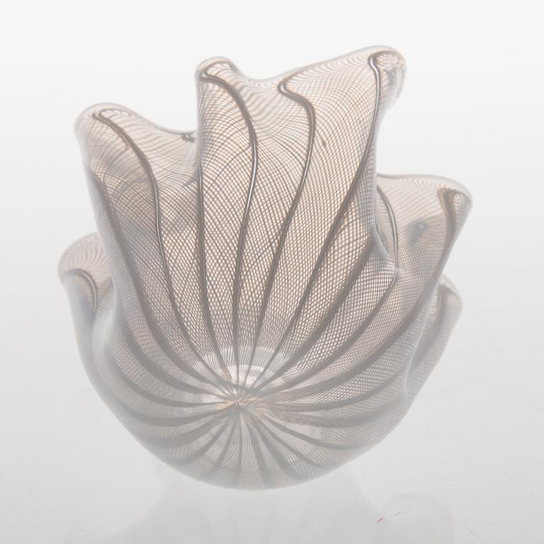 PAOLO VENINI, NÄSDUKSSKÅL, 'Fazzoletto', glas, signerad Venini Murano Italia.