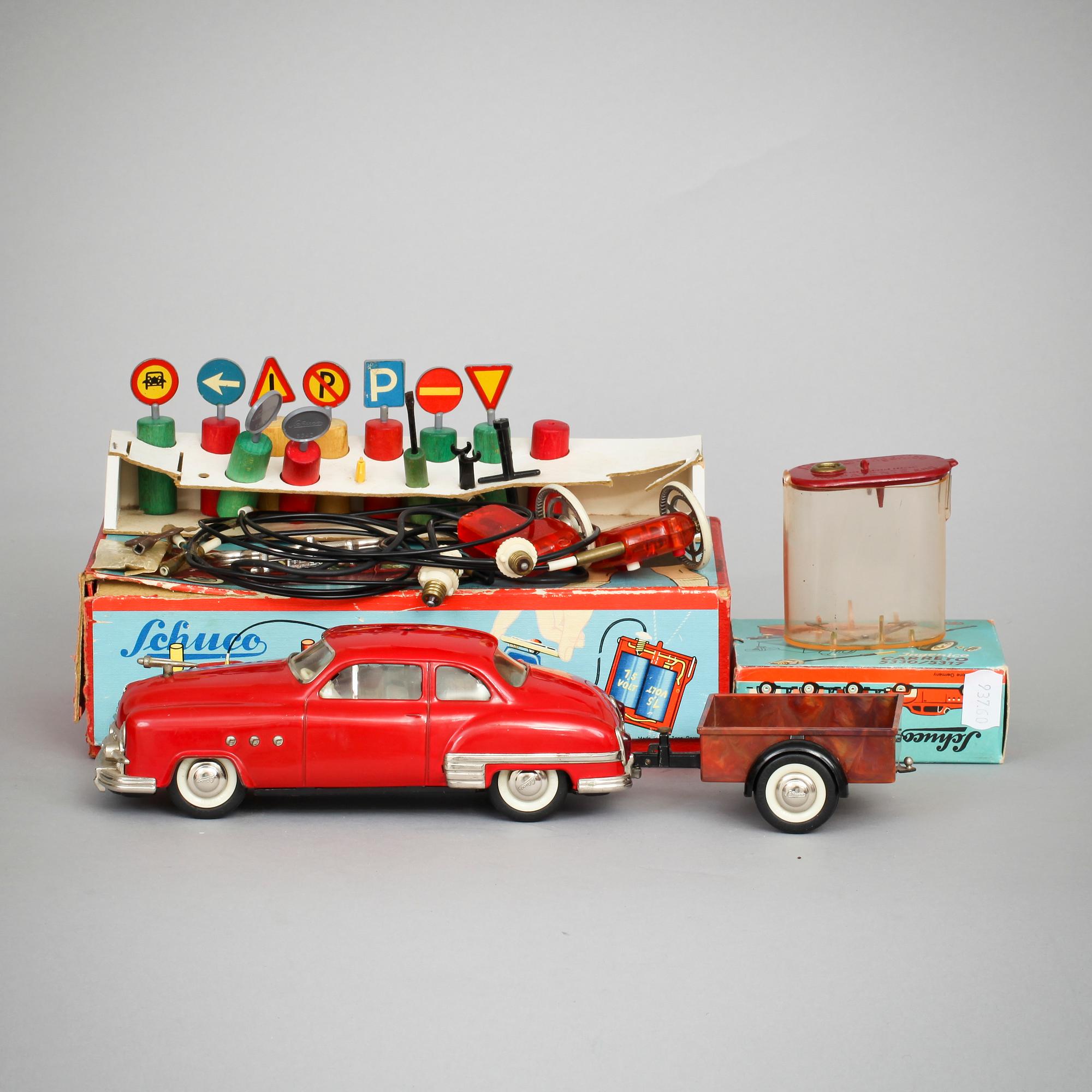 LEKSAKSBIL samt VAGN. Schuco. 1950-tal.