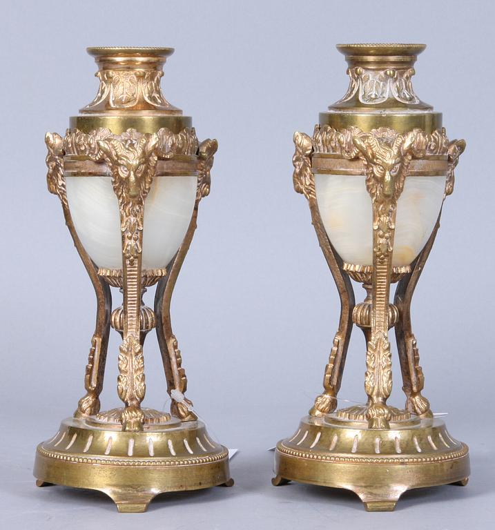 CASOLETTER, ett par, gulmetall samt alabaster, empirestil, 1900-tal.