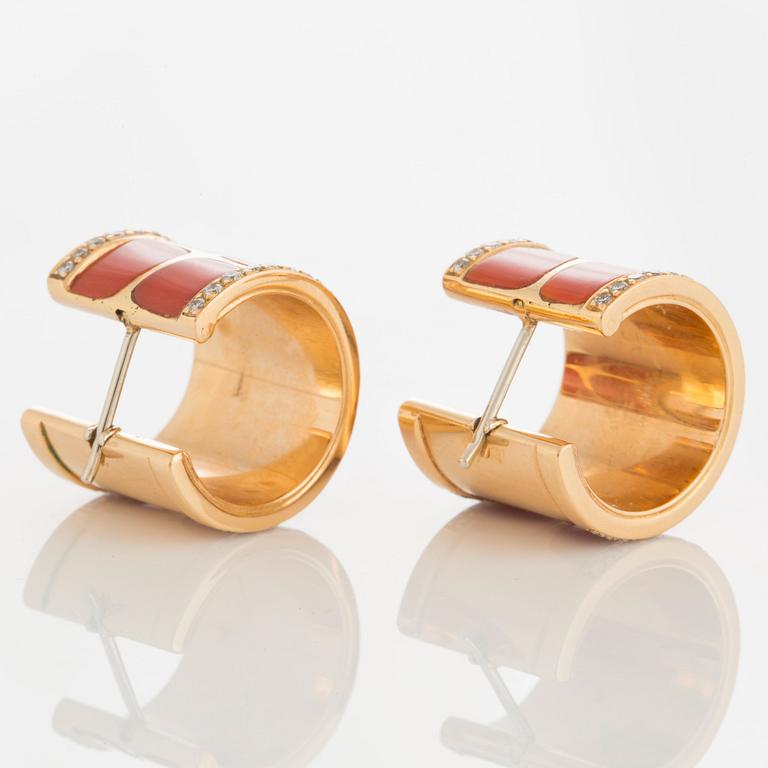 A pair of Paul Binder earrings in 18K gold and coral set with round brilliant-cut diamonds.