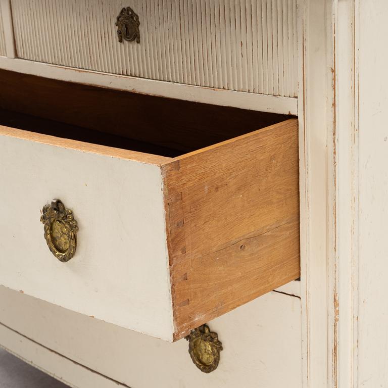 A painted oak chest of drawers from around the year 1900.