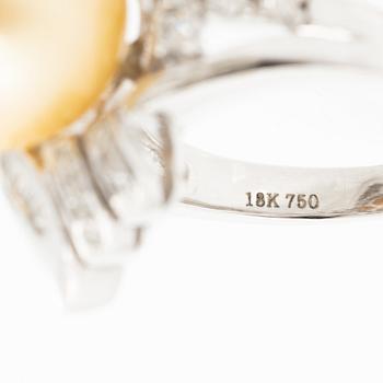 Ring, cocktailring, 18K vitguld med odlad pärla och baguette- och briljantslipade diamanter.
