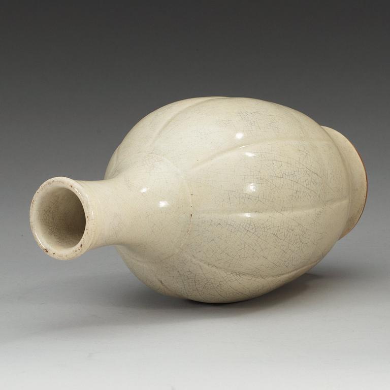 A white ge-glazed vase, Qing dynasty (1644-1912).