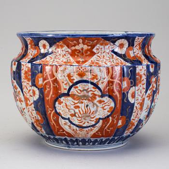 A japanese imari flower pot Meiji(1868-1912).