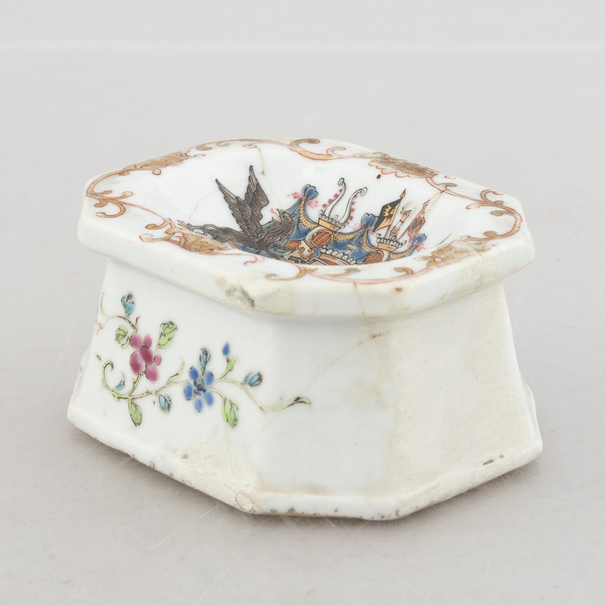An armorial export porcelain salt cellar, China, Qianlong (1736-95).