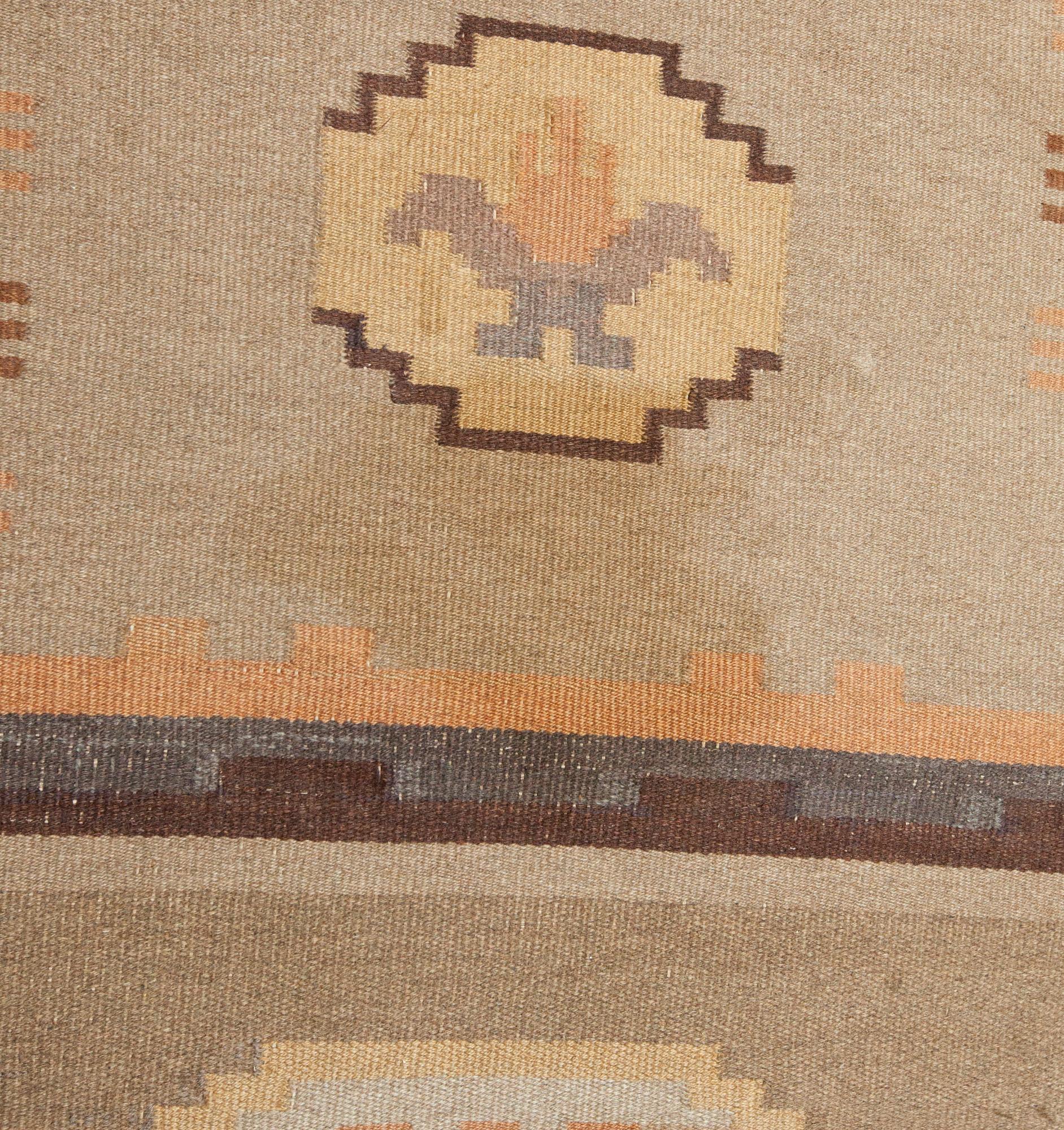 A Finnish flat weave carpet. Circa 405x285 cm.