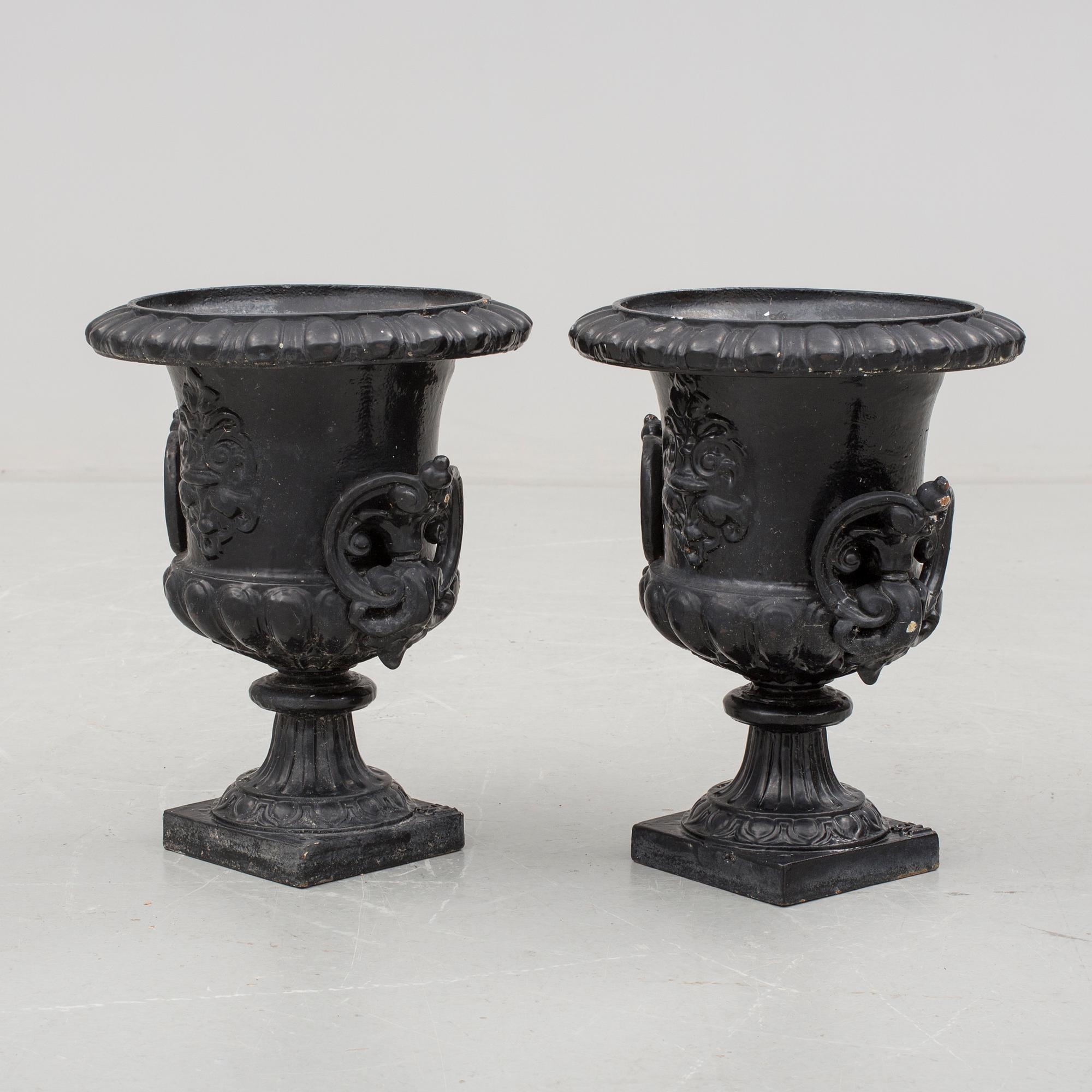 TRÄDGÅRDSURNOR, ett par, gjutjärn, Skoglund&Olsson Gefle No 1. Omkring år 1900.