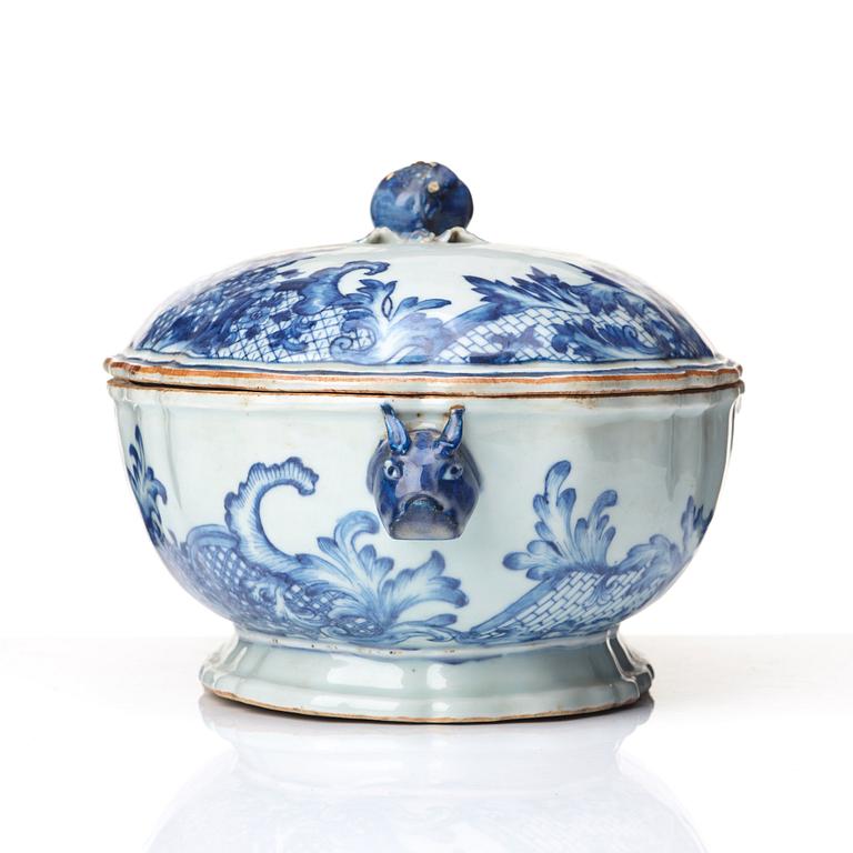 TERRIN med LOCK, vapenporslin. Qingdynastin, Qianlong (1736-95).