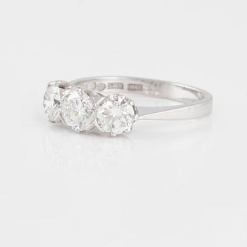 RING, med tre äldre briljantslipade diamanter.