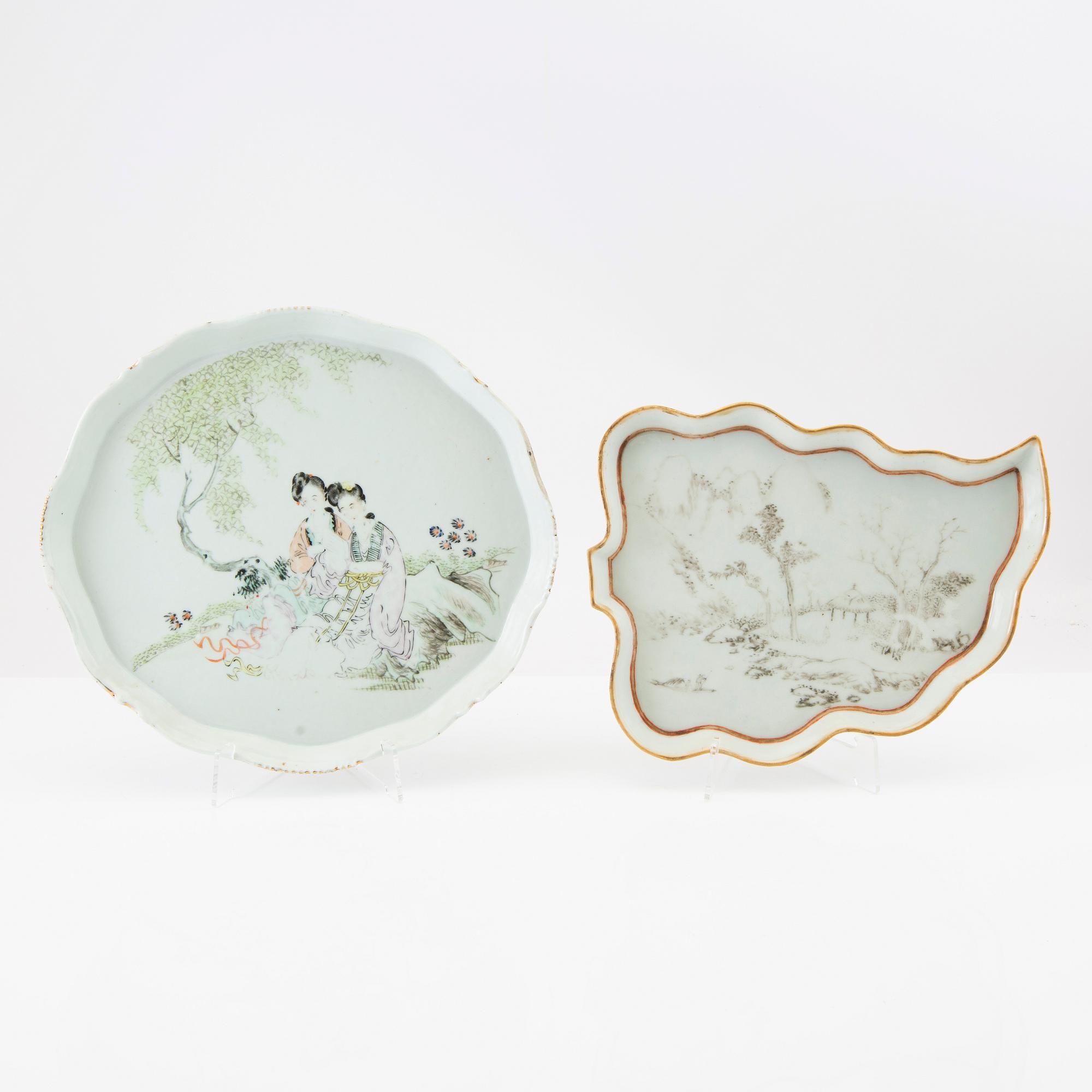 A set with two enamelled Chinese porcelain dishes, 20th century.