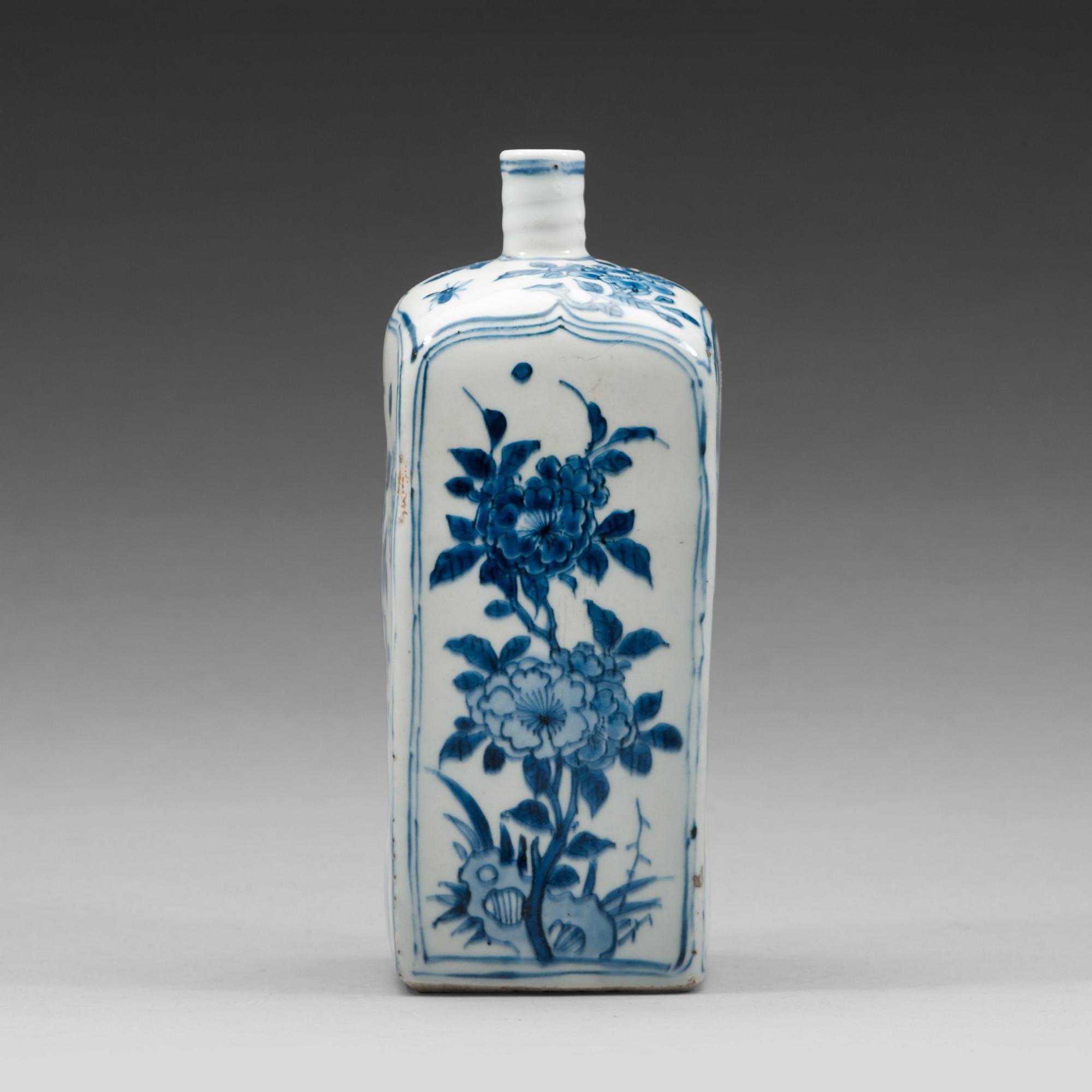 A blue and white bottle flask, Ming dynasty, Wanli (1572-1620).