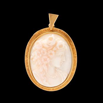 A pendant set with a shell cameo and 18K gold.