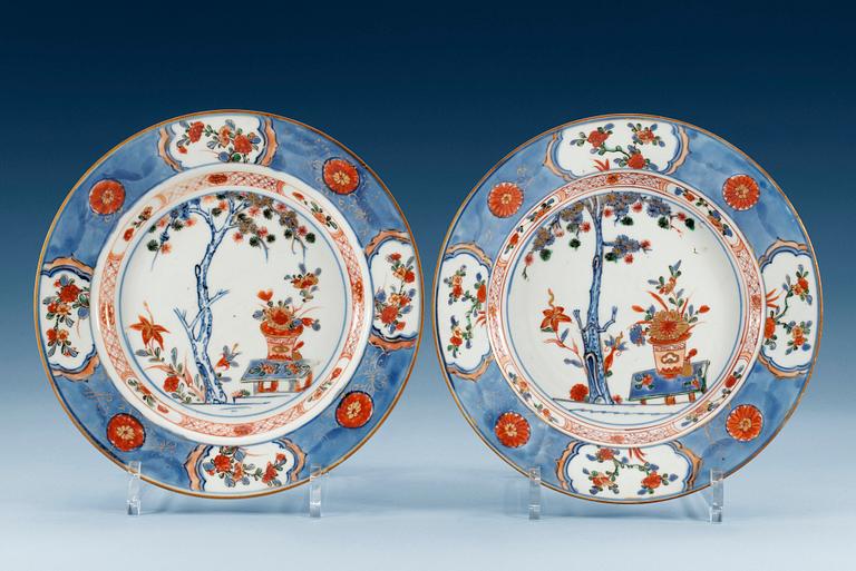 A pair of imari dinner plates, Qing dynasty, Kangxi (1662-1722). (2).
