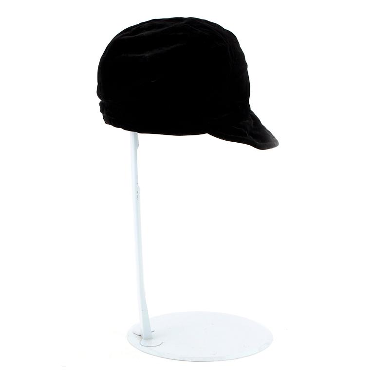 PRADA, a black velvet hat. Written size S.