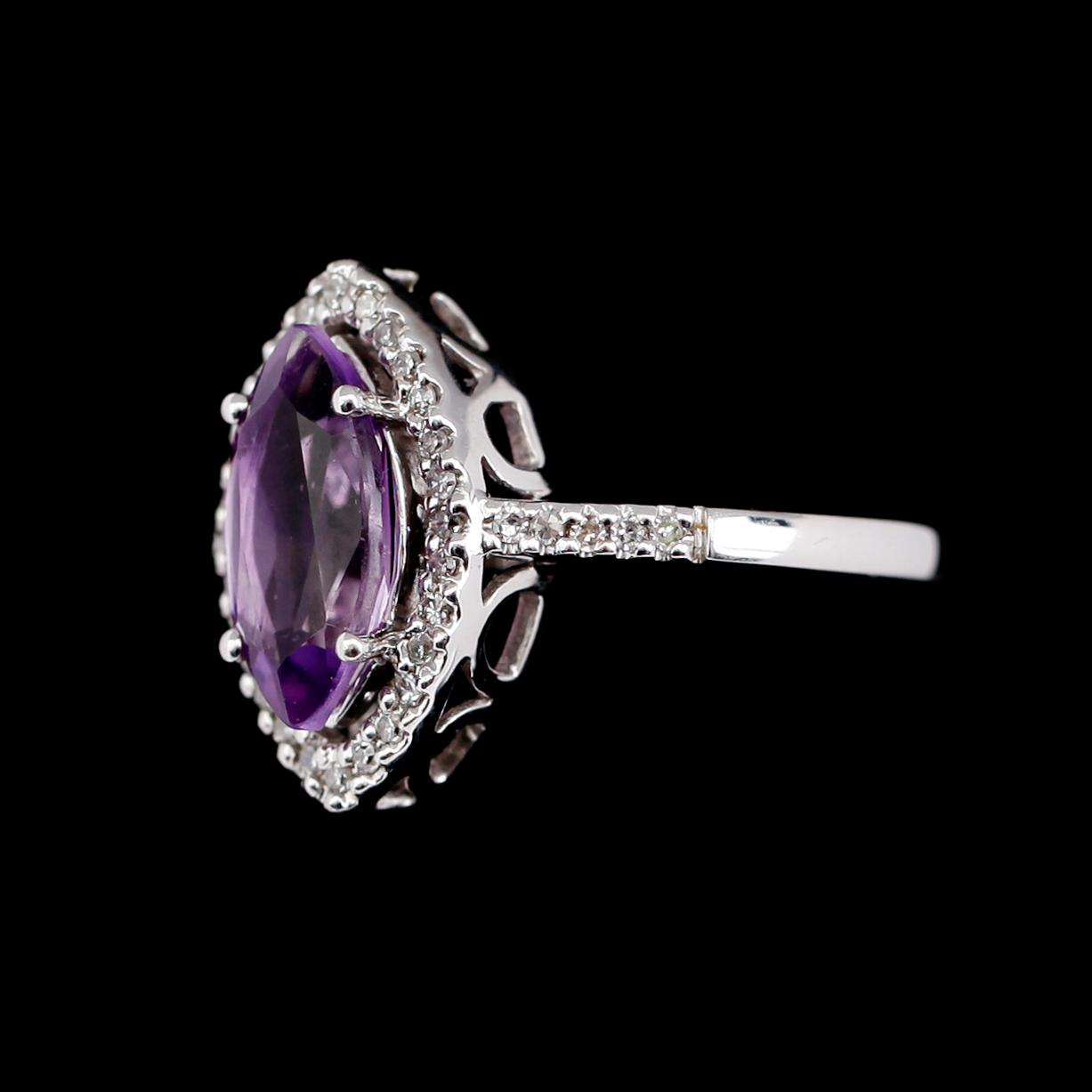 RING, 10 k vitguld, navettslipad ametist och briljantslipade diamanter tot 0.25 ct.