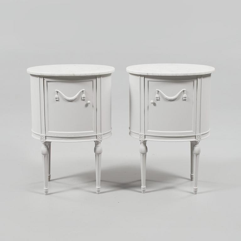 SÄNGBORD, ett par, gustaviansk stil, 1900-talets första hälft.