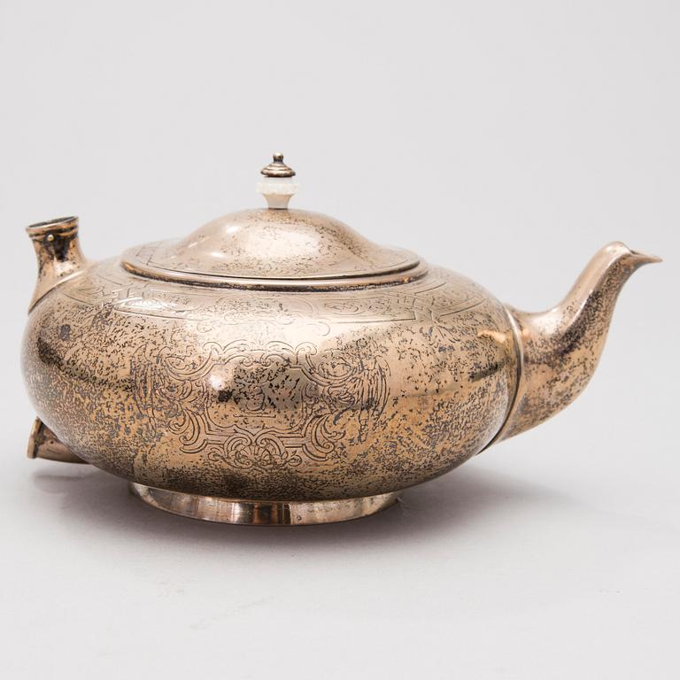 A ENGLISH TEA POT, silver, London 1861, Robert Garrard.